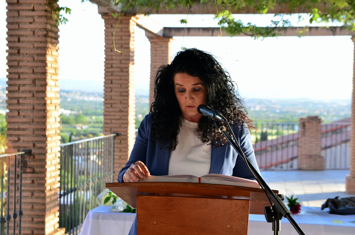 Momento en el que leyó Elena Duque, alcaldesa de Huétor Vega.