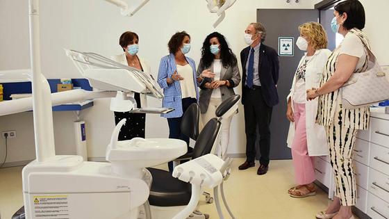La consejera de Salud visita las áreas de Odontología y Radiodiagnóstico de Huétor Vega