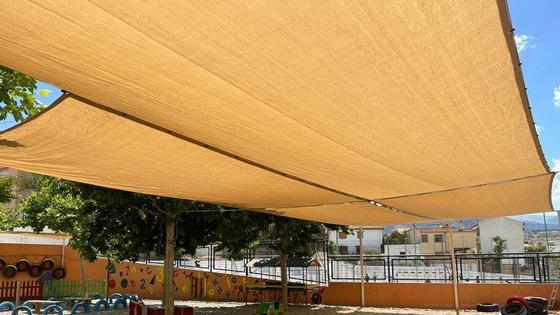 El Ayuntamiento instala toldos para sombrear los patios de Infantil del colegio Mariana Pineda