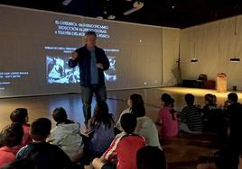 José Luis López Rojas, técnico de Cultura, explica el 'Guernica'.