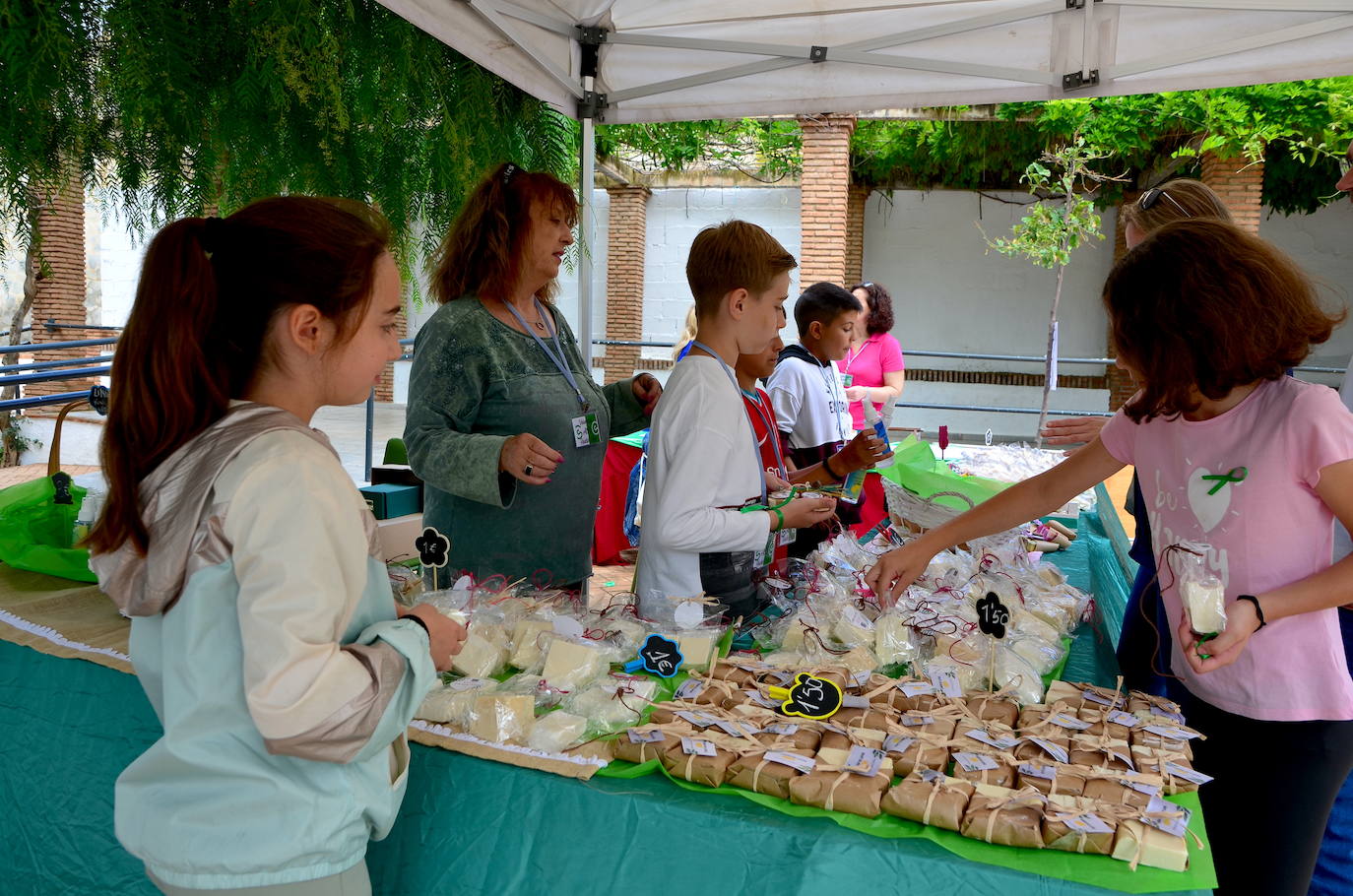 El CEIP Mariana Pineda vende jabones artesanales en Huétor Vega