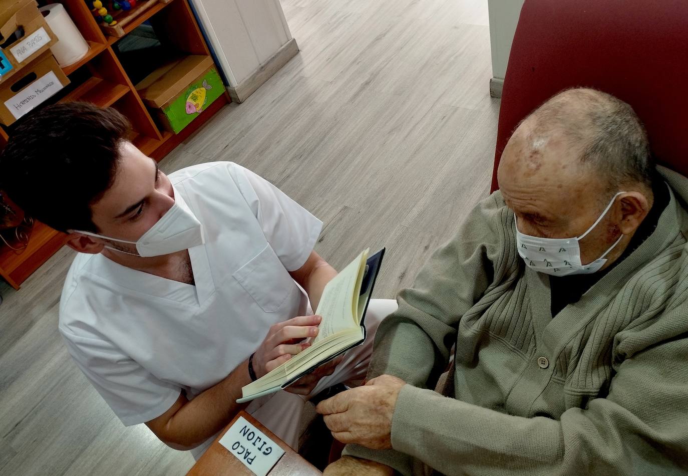 La 'telebiblioteca' acerca los libros a los centros de día de Huétor Vega