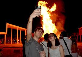La Hoguera de San Juan eleva la felicidad en Huétor Vega