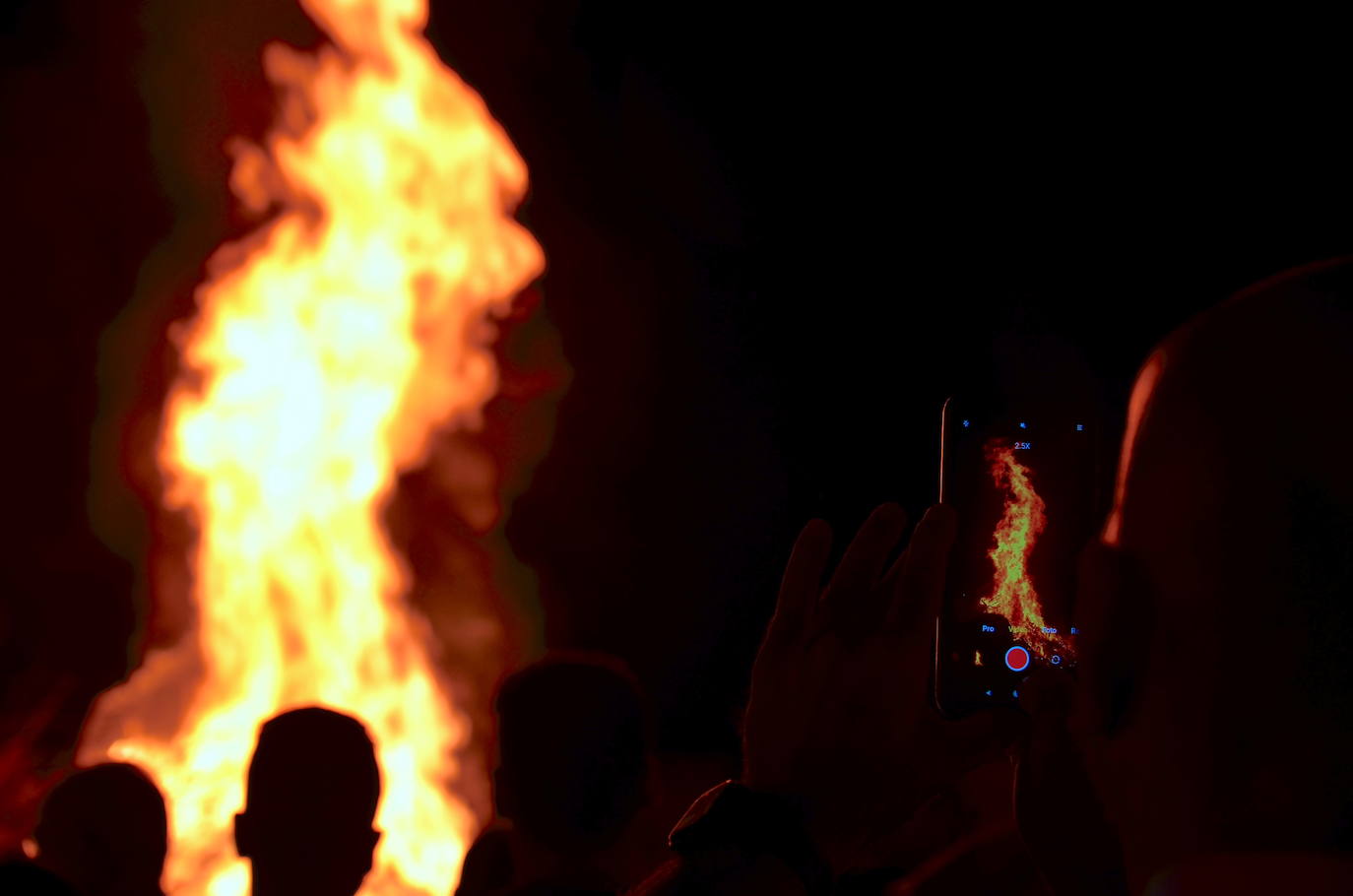 La Hoguera de San Juan eleva la felicidad en Huétor Vega