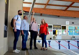 El nuevo equipo de gobierno visita la piscina cubierta de Huétor Vega