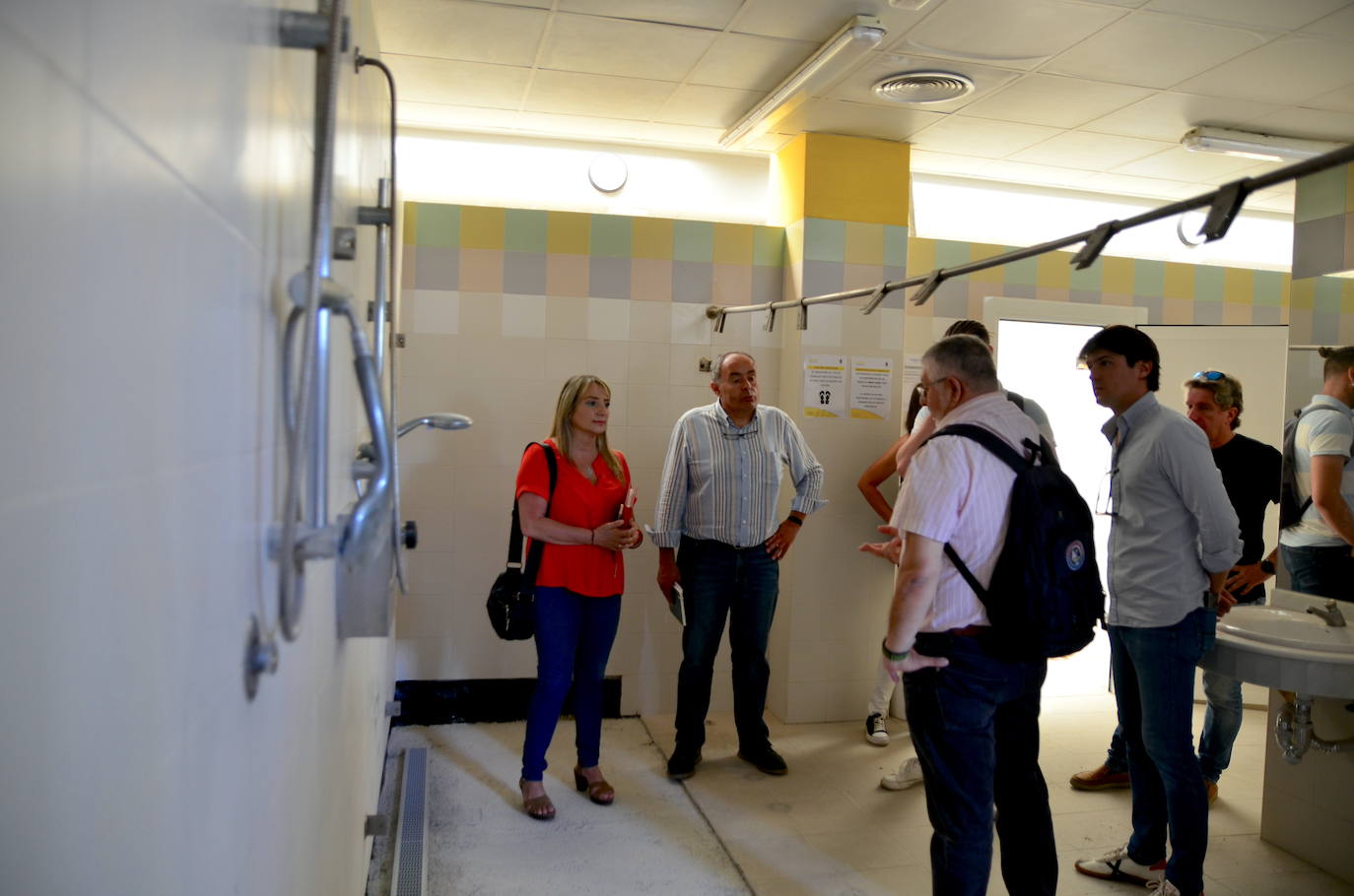 El nuevo equipo de gobierno visita la piscina cubierta de Huétor Vega