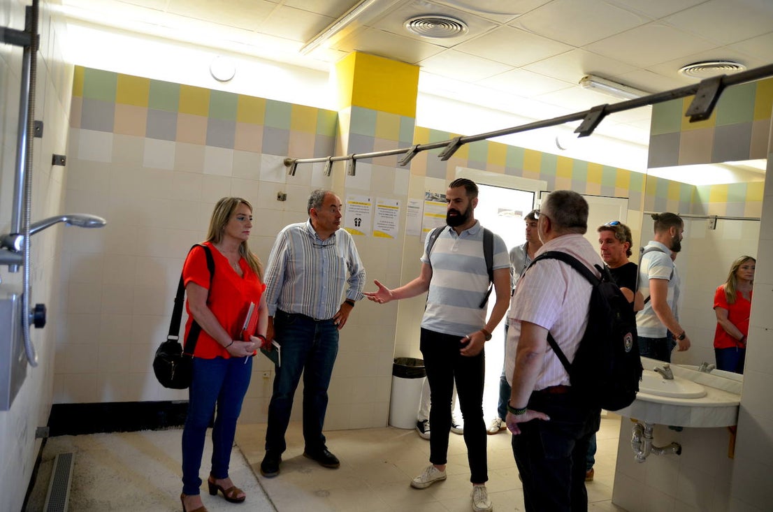 El nuevo equipo de gobierno visita la piscina cubierta de Huétor Vega