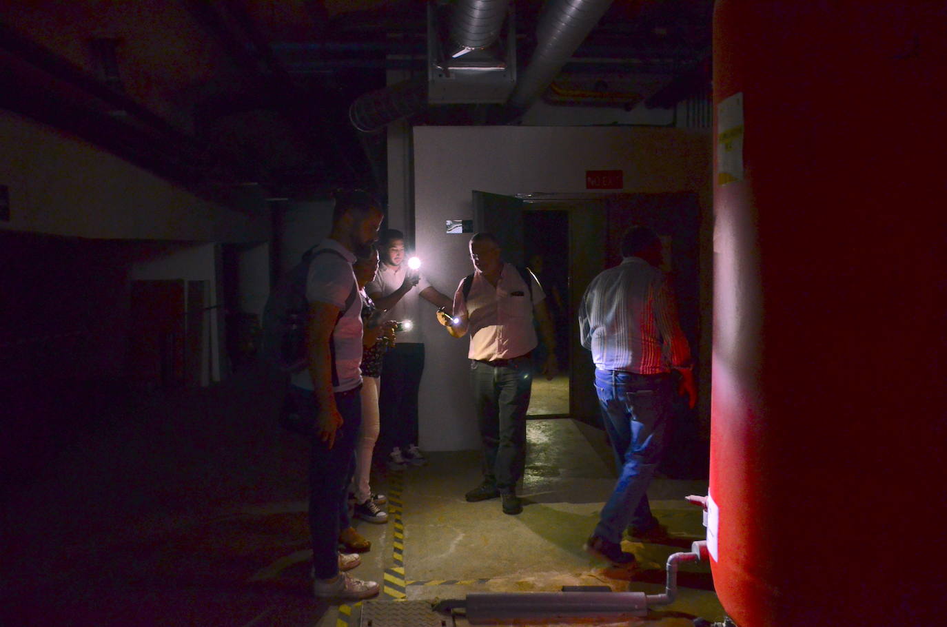 El nuevo equipo de gobierno visita la piscina cubierta de Huétor Vega