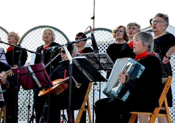 La Rondalla San Roque de Huétor Vega vuelve a la plaza Abdal Malik.
