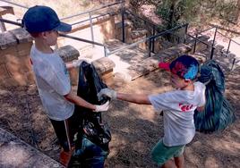 Los más pequeños 'juegan' a dejar limpio el parque de La Nava de Huétor Vega