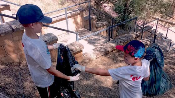 Los más pequeños 'juegan' a dejar limpio el parque de La Nava de Huétor Vega