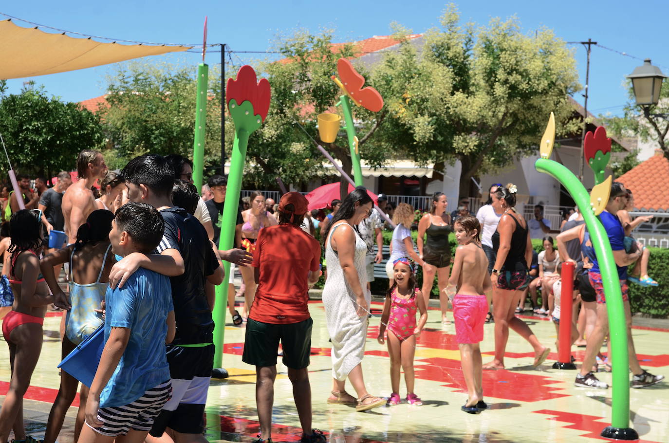 San Roque humedece el barrio de Caicena de Huétor Vega