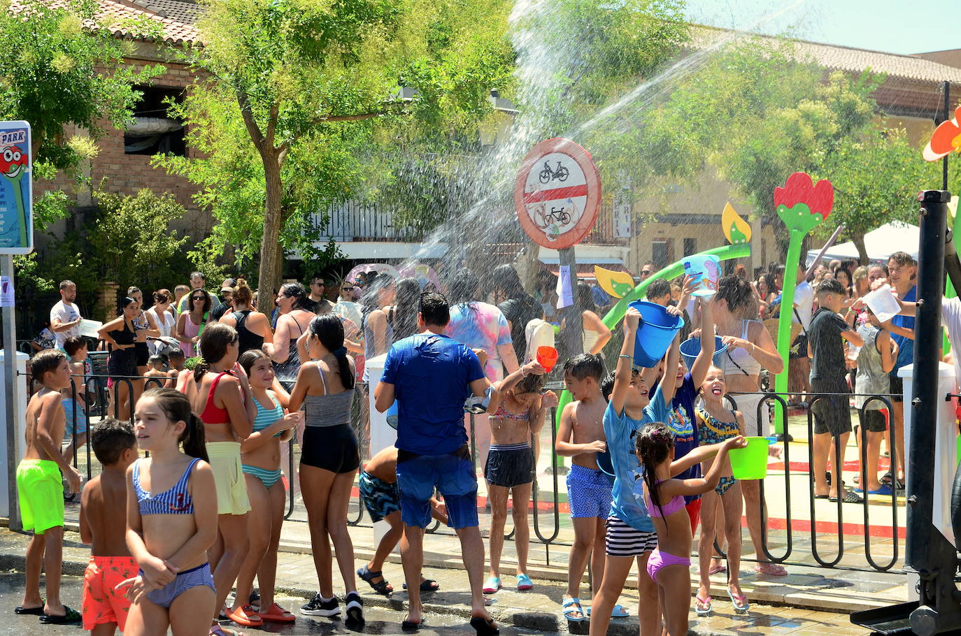San Roque humedece el barrio de Caicena de Huétor Vega