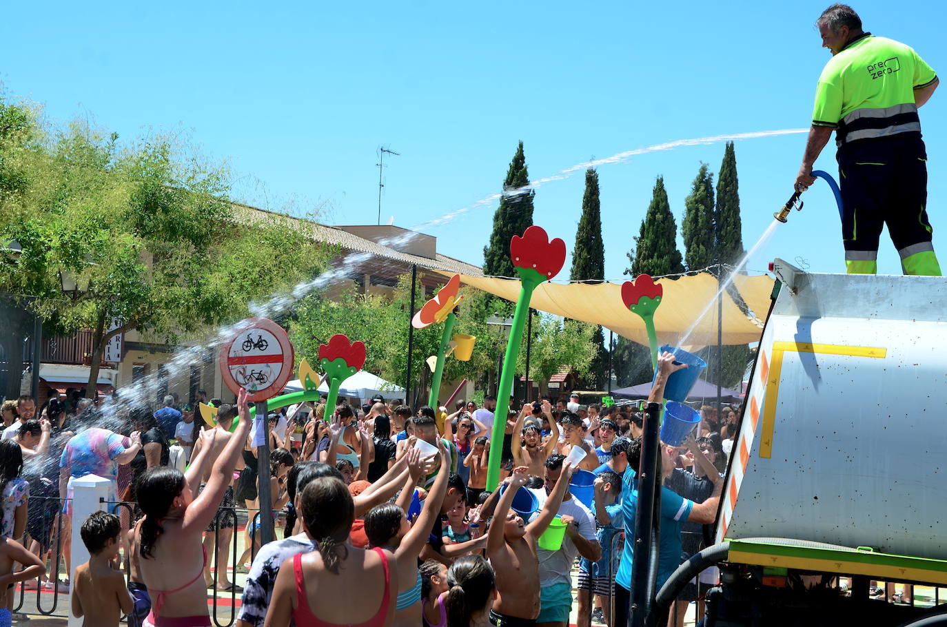 San Roque humedece el barrio de Caicena de Huétor Vega