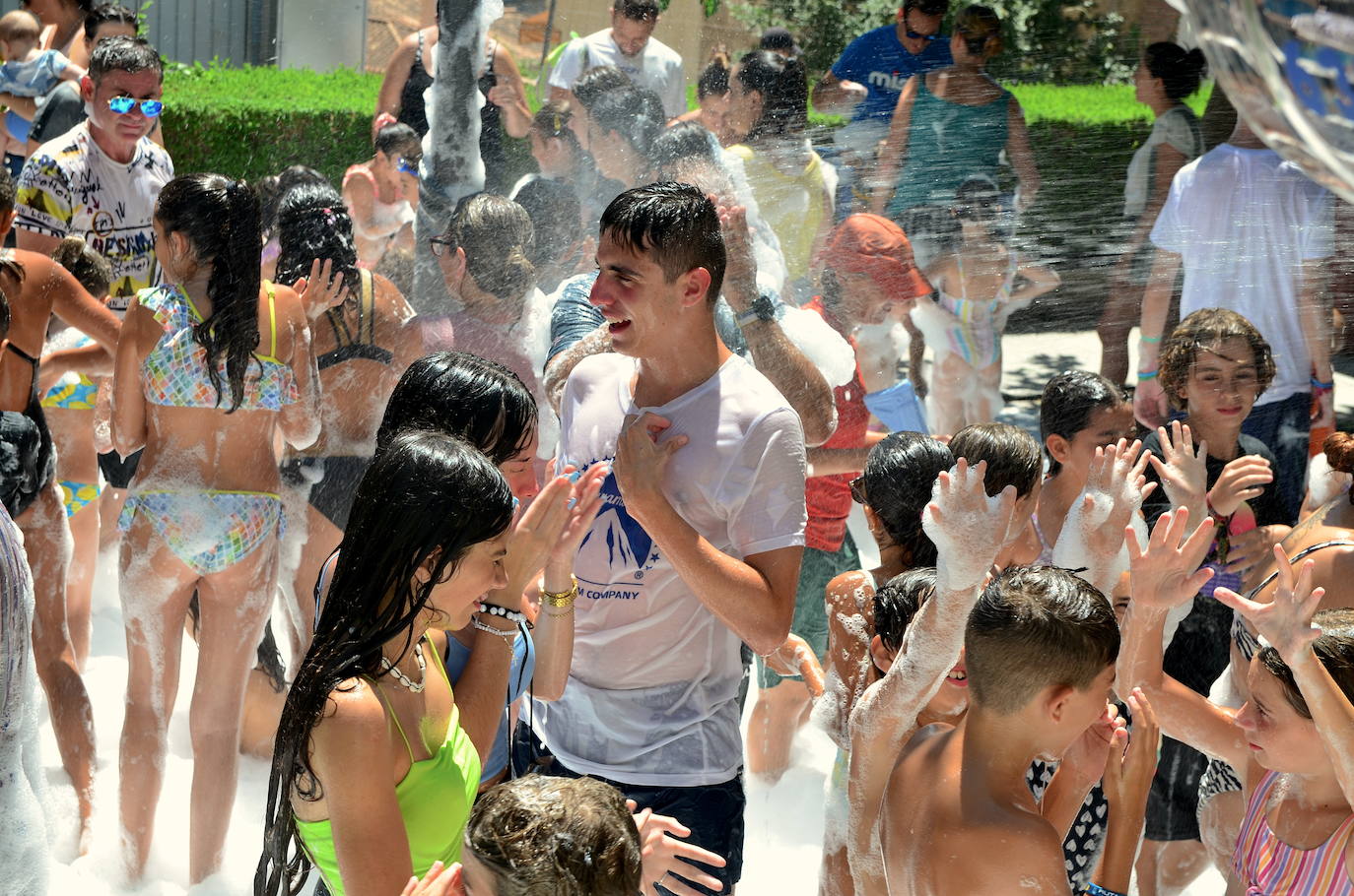 San Roque humedece el barrio de Caicena de Huétor Vega