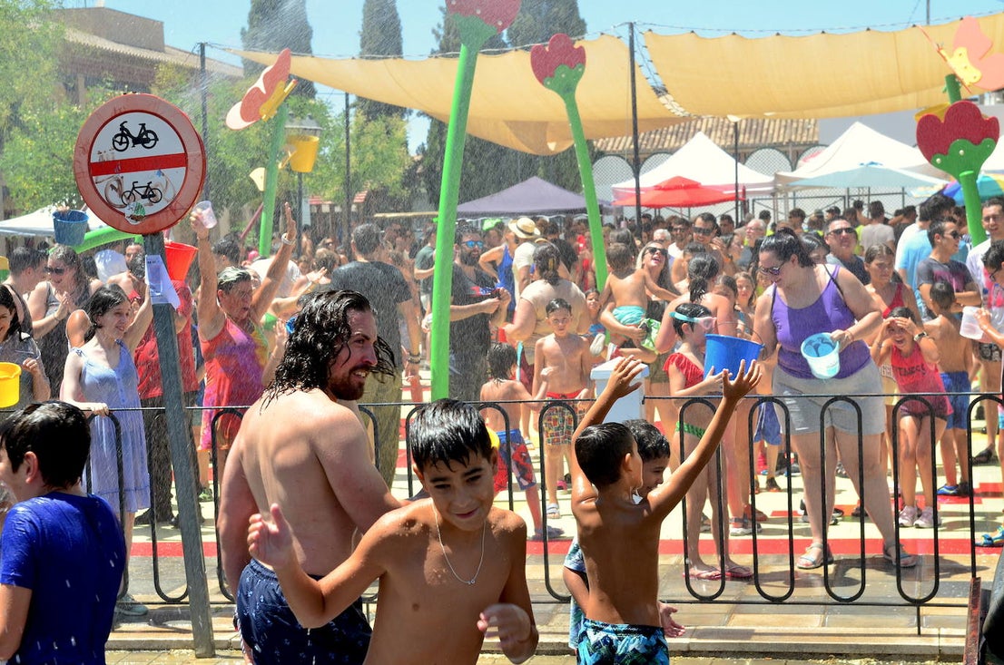 San Roque humedece el barrio de Caicena de Huétor Vega