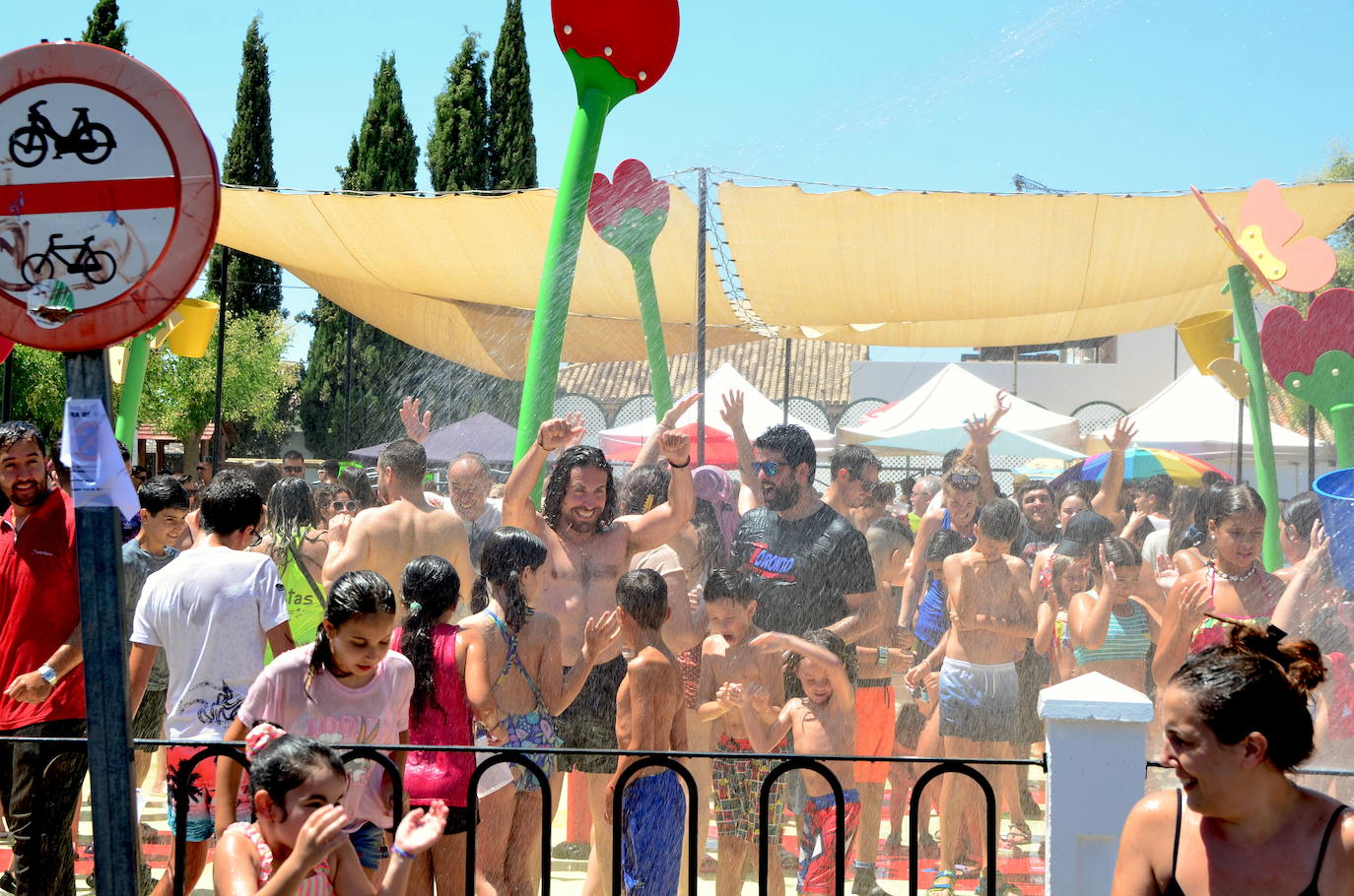 San Roque humedece el barrio de Caicena de Huétor Vega