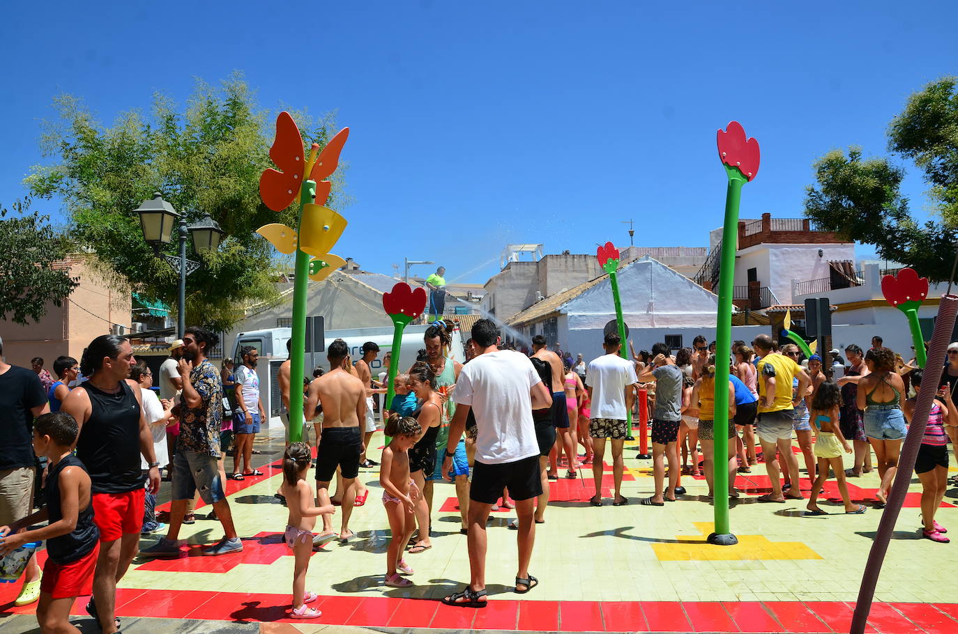 San Roque humedece el barrio de Caicena de Huétor Vega