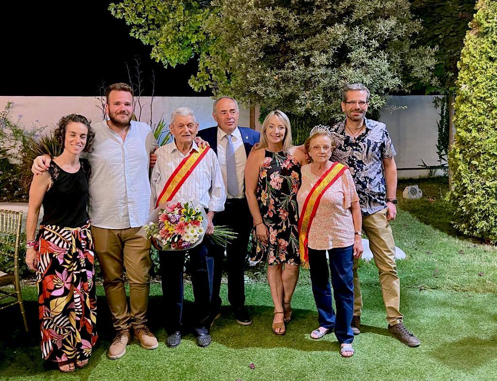 Miembros del equipo de gobierno, con el rey y la reina de los mayores.