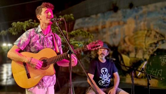 Vlady García 'y amigos' ofrecen un emocionante concierto solidario en Huétor Vega