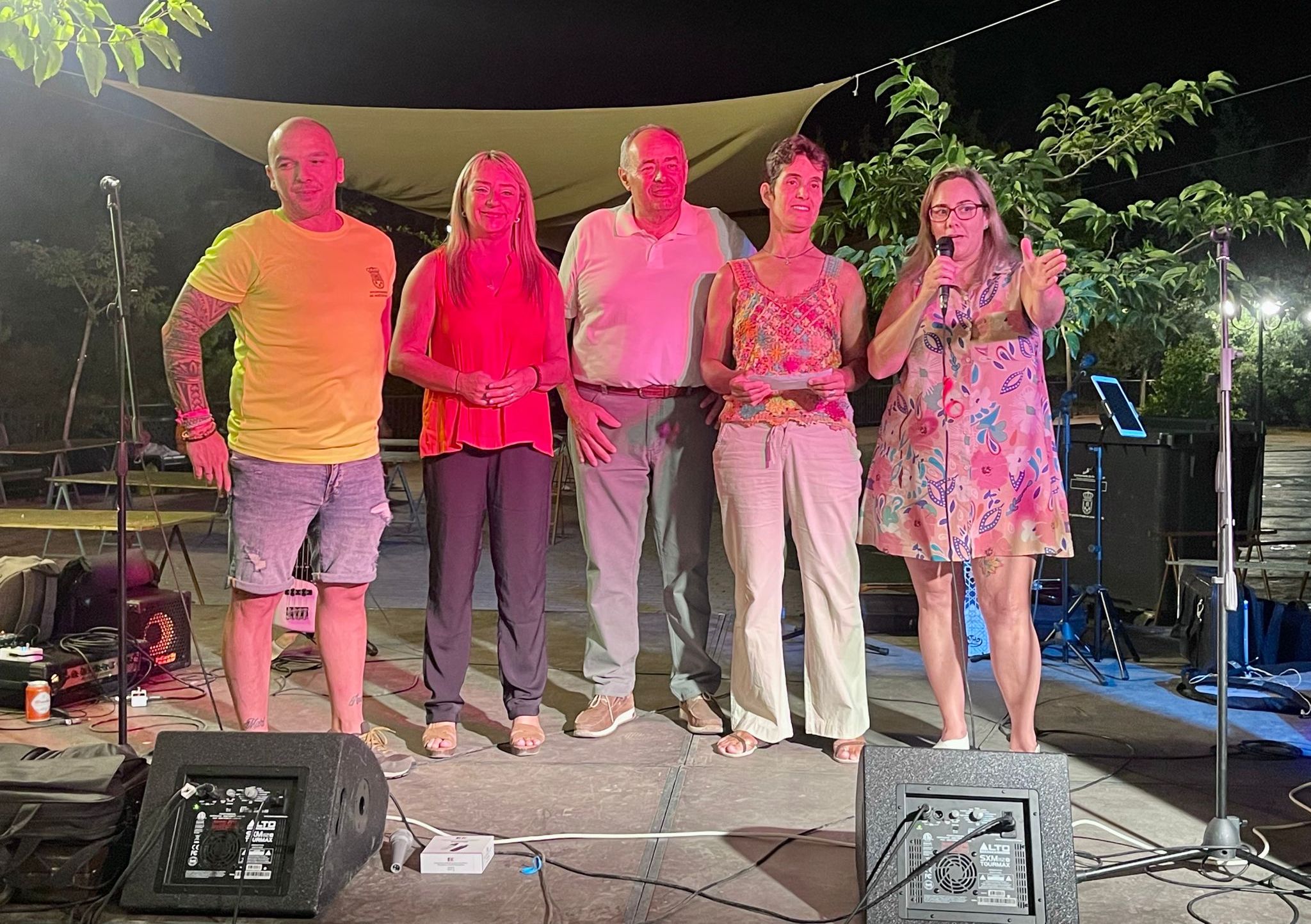 La concejala de Protección Animal, Soledad Enríquez, explica la iniciativa acompañada por miembros del equipo de gobierno y de la asociación.