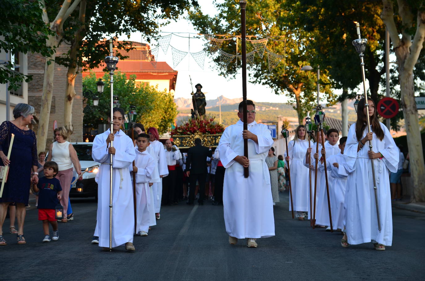 Procesión en honor a San Roque y la Virgen del Rosario en Huétor Vega