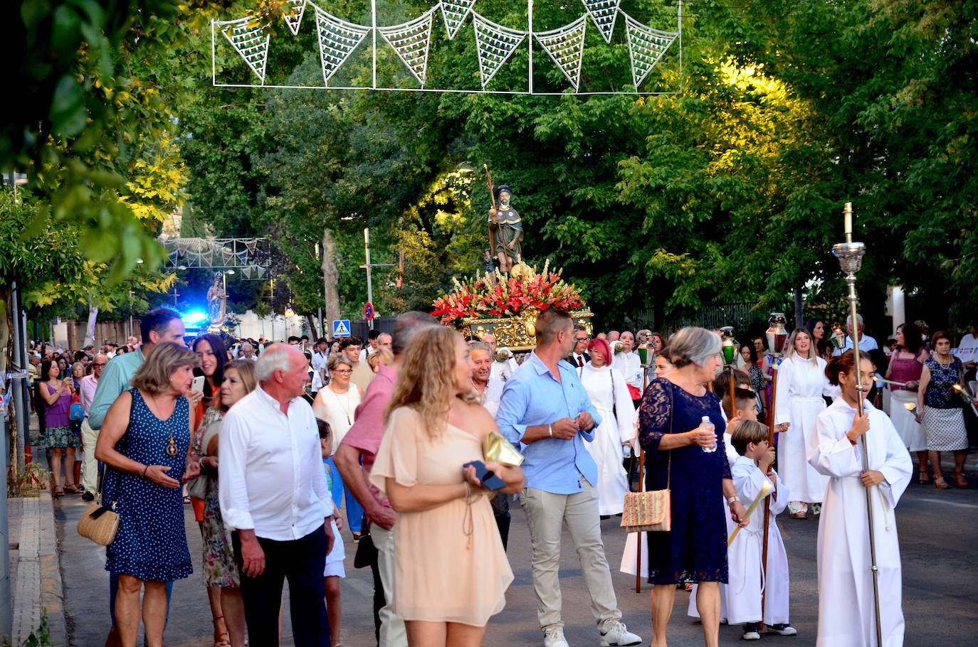 Procesión en honor a San Roque y la Virgen del Rosario en Huétor Vega