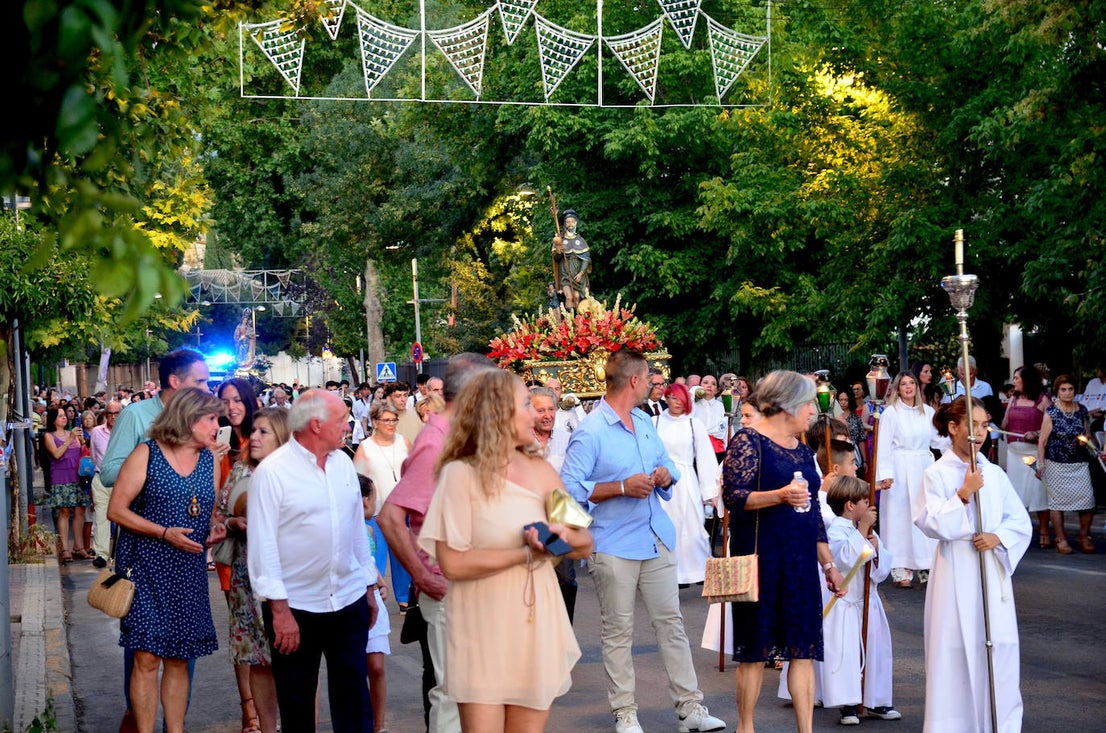 Procesión en honor a San Roque y la Virgen del Rosario en Huétor Vega
