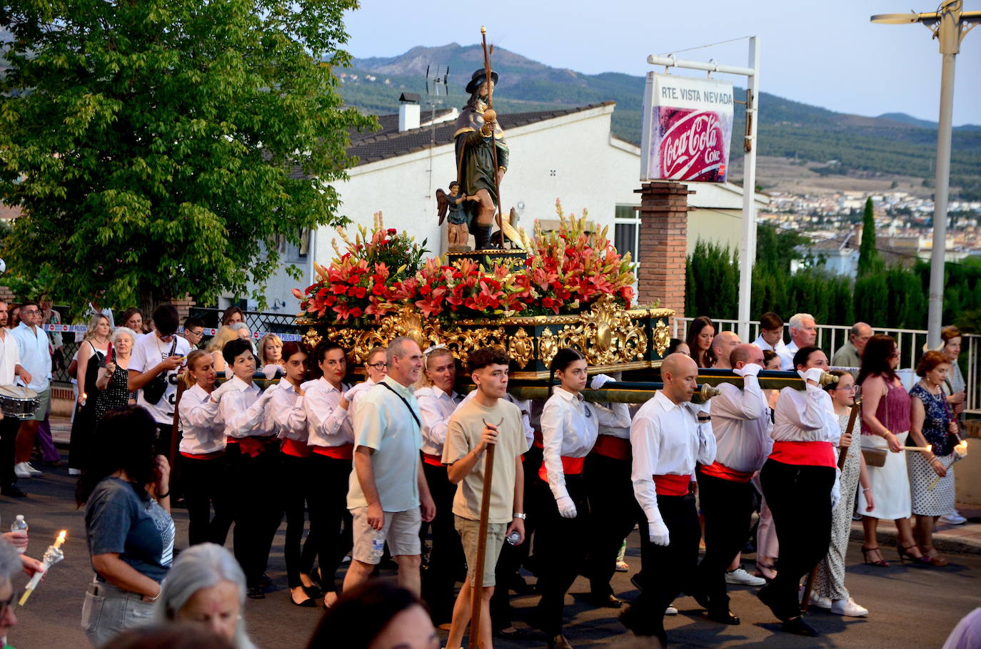Procesión en honor a San Roque y la Virgen del Rosario en Huétor Vega