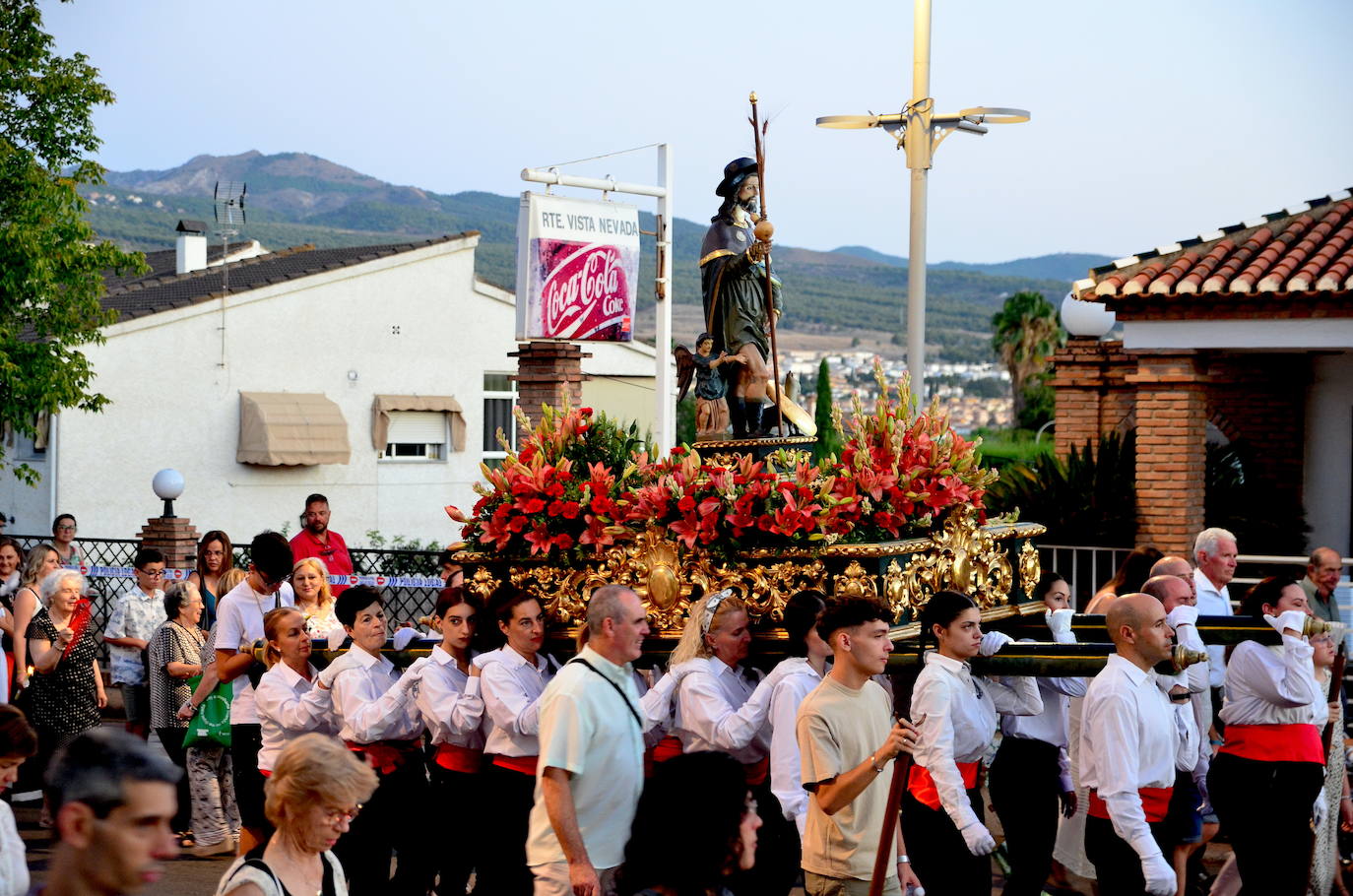 Procesión en honor a San Roque y la Virgen del Rosario en Huétor Vega