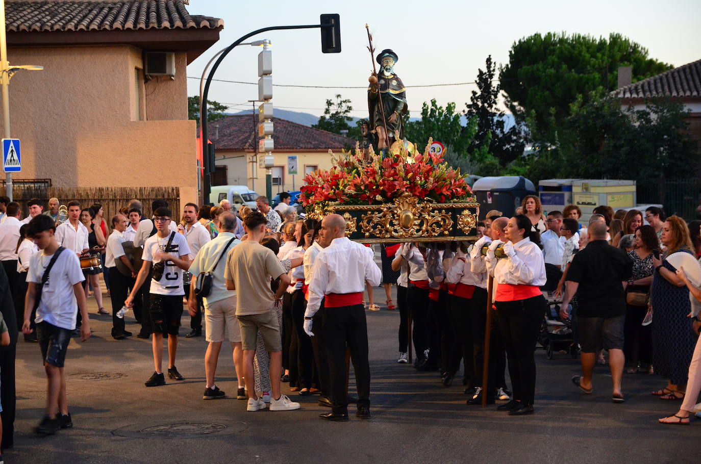 Procesión en honor a San Roque y la Virgen del Rosario en Huétor Vega