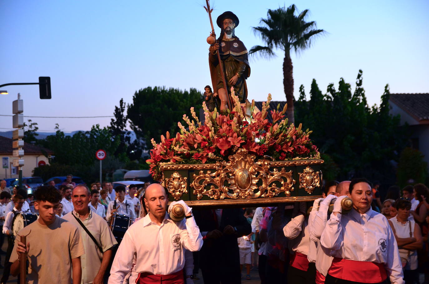 Procesión en honor a San Roque y la Virgen del Rosario en Huétor Vega