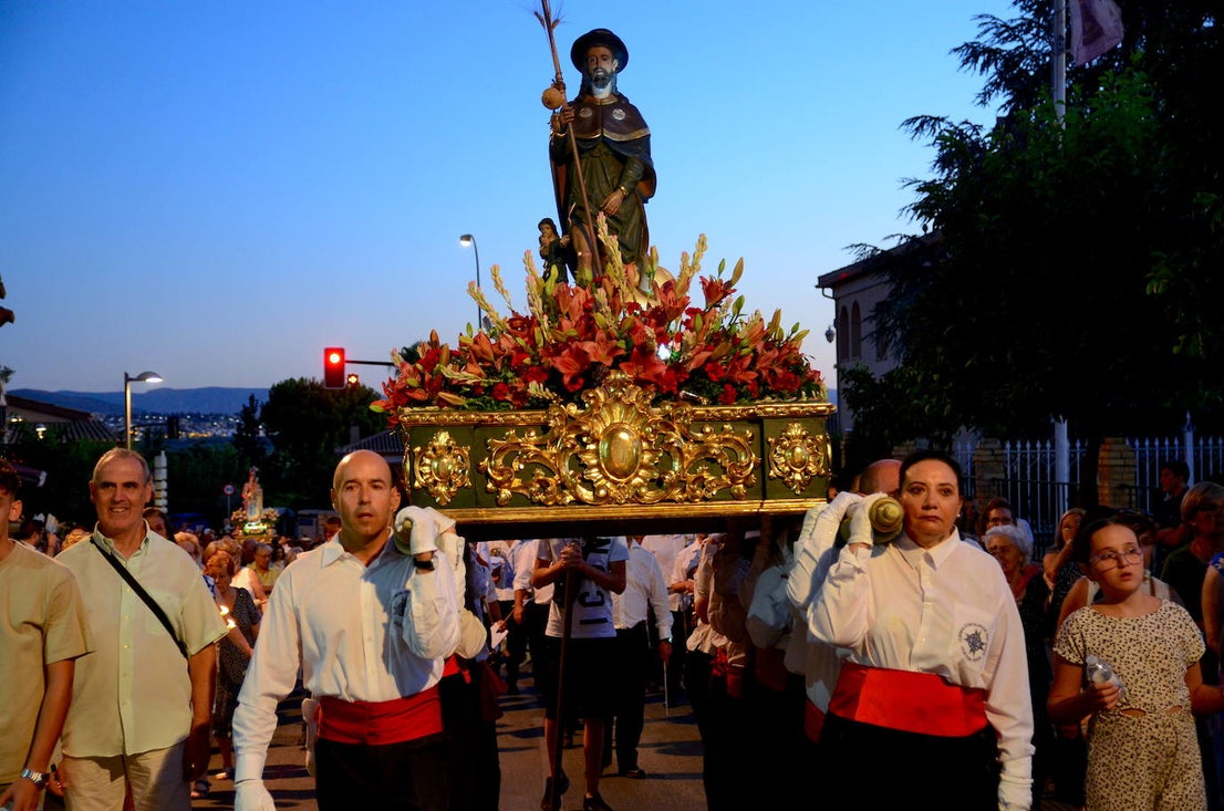 Procesión en honor a San Roque y la Virgen del Rosario en Huétor Vega