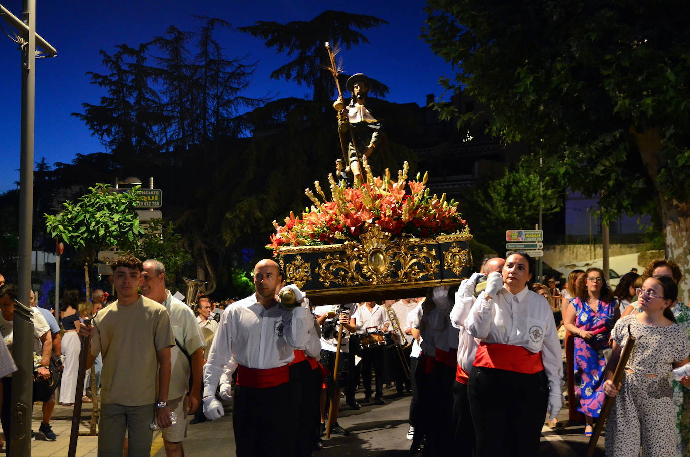 Procesión en honor a San Roque y la Virgen del Rosario en Huétor Vega