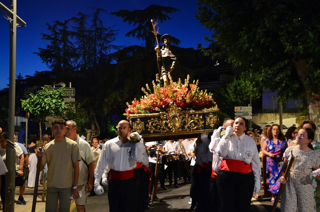 Procesión en honor a San Roque y la Virgen del Rosario en Huétor Vega