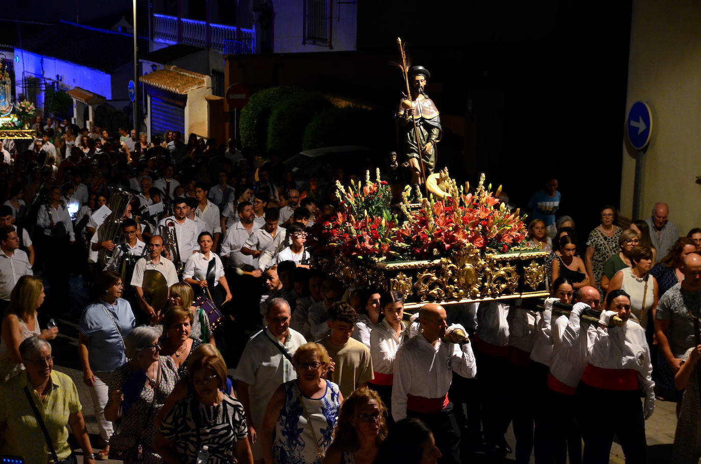 Procesión en honor a San Roque y la Virgen del Rosario en Huétor Vega