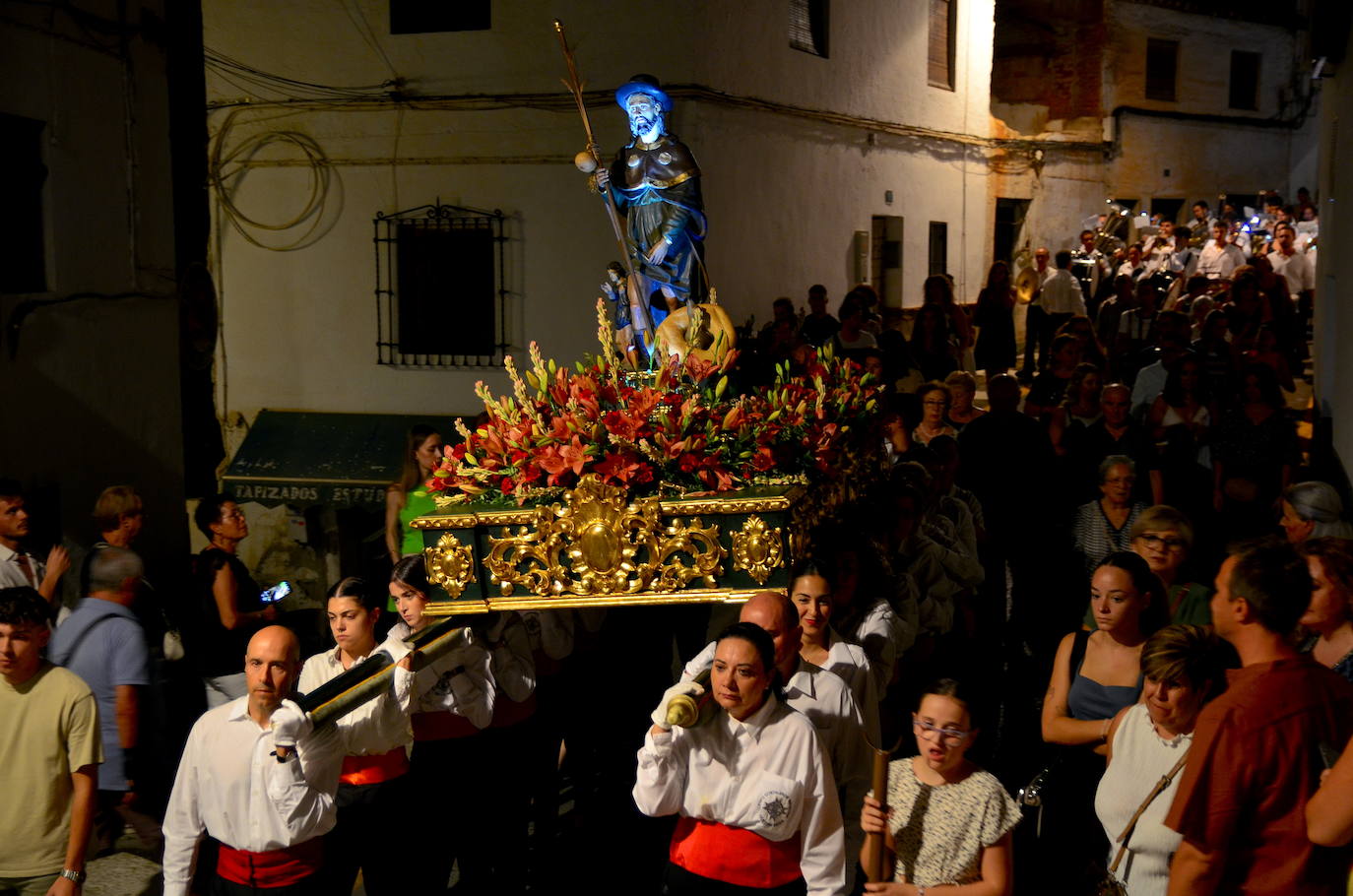 Procesión en honor a San Roque y la Virgen del Rosario en Huétor Vega
