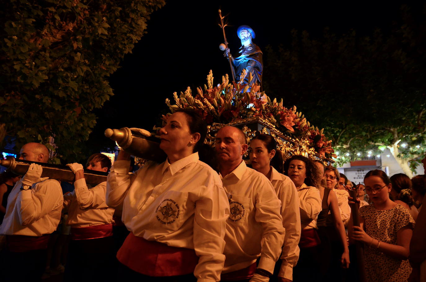 Procesión en honor a San Roque y la Virgen del Rosario en Huétor Vega