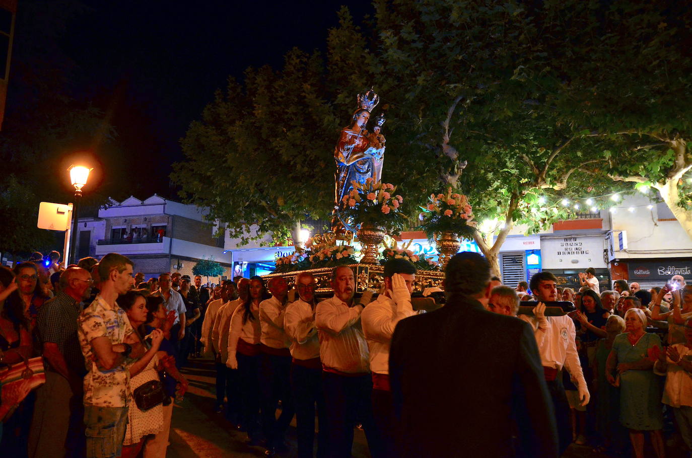 Procesión en honor a San Roque y la Virgen del Rosario en Huétor Vega