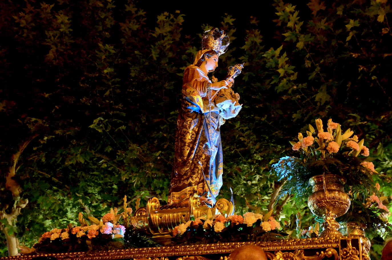 Procesión en honor a San Roque y la Virgen del Rosario en Huétor Vega