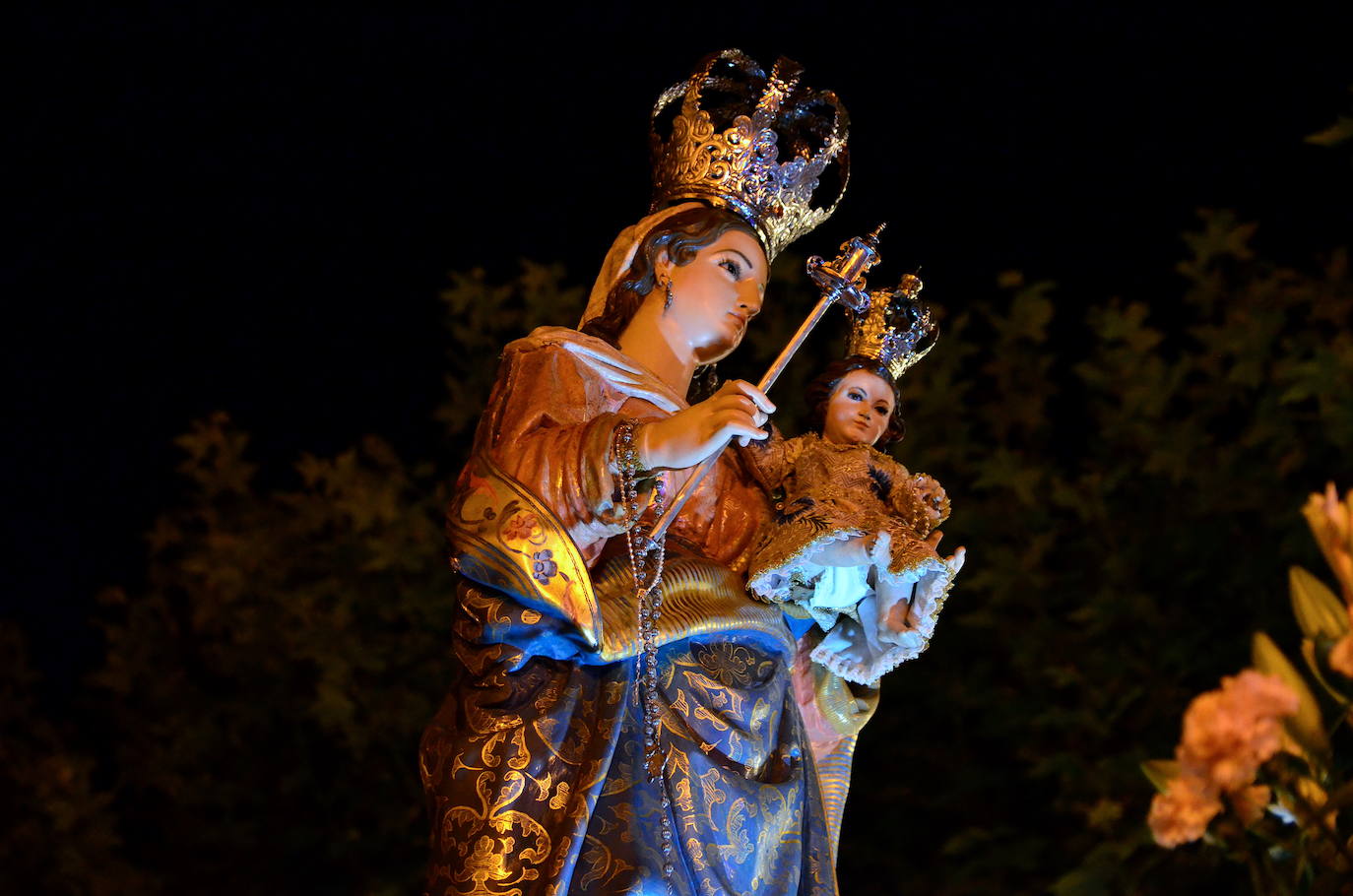 Procesión en honor a San Roque y la Virgen del Rosario en Huétor Vega