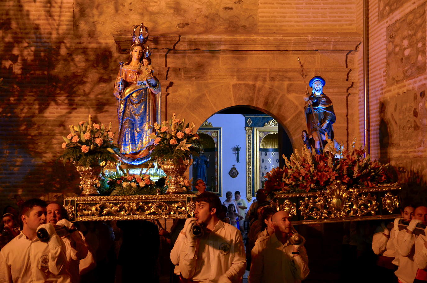 Procesión en honor a San Roque y la Virgen del Rosario en Huétor Vega