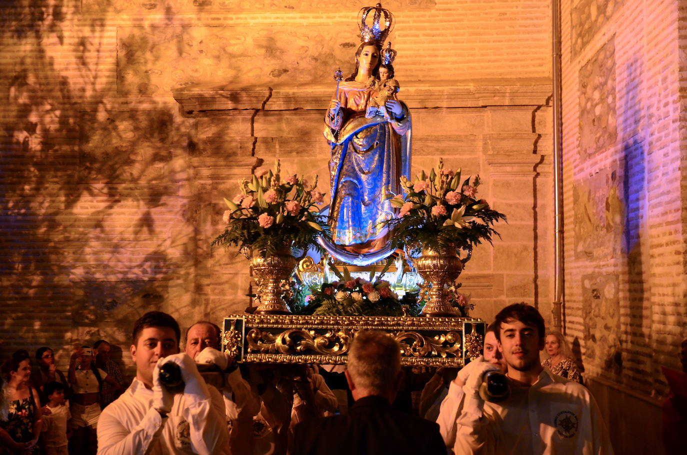 Procesión en honor a San Roque y la Virgen del Rosario en Huétor Vega