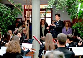 Alfredo Catalán, ejerciendo de director invitado en Huétor Vega el Día de Andalucía este año.