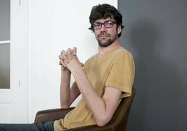 Javier Botet mira con seriedad.