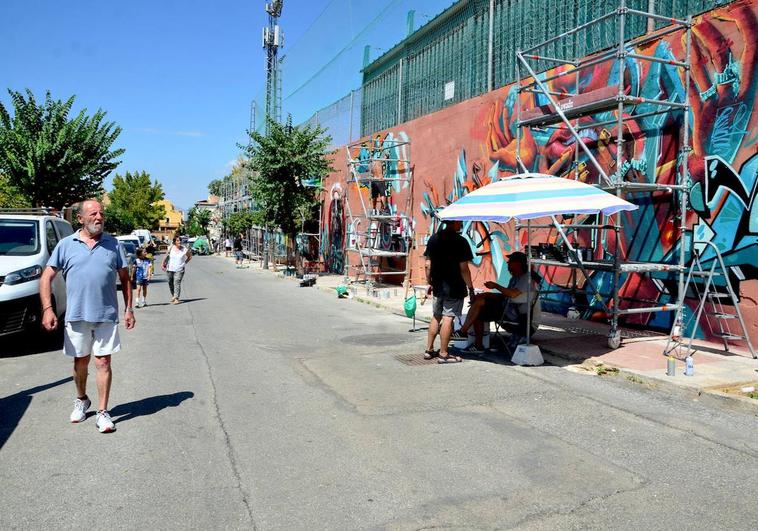 El arte urbano envuelve el campo de fútbol de Huétor Vega