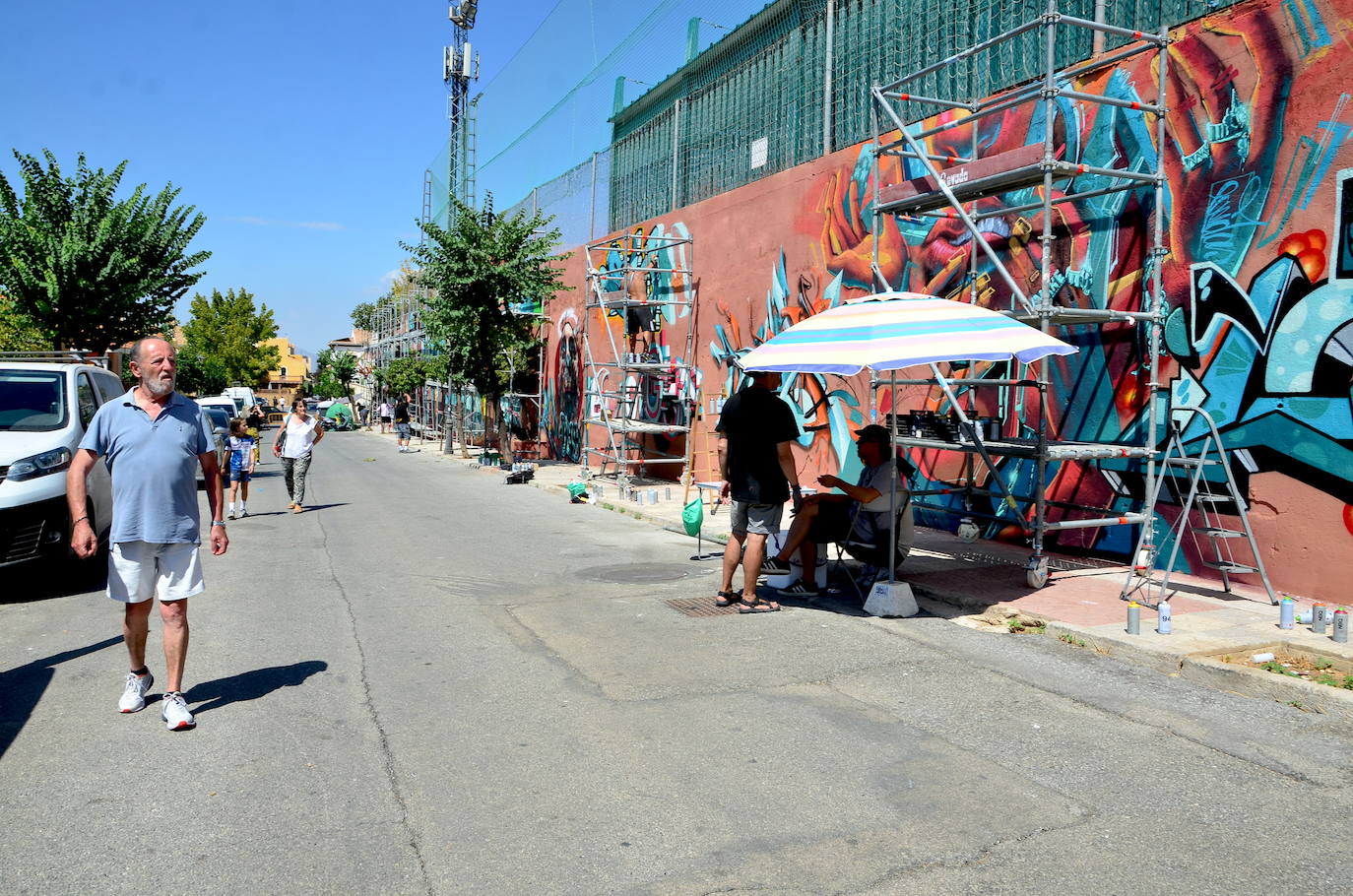 El arte urbano envuelve el campo de fútbol de Huétor Vega