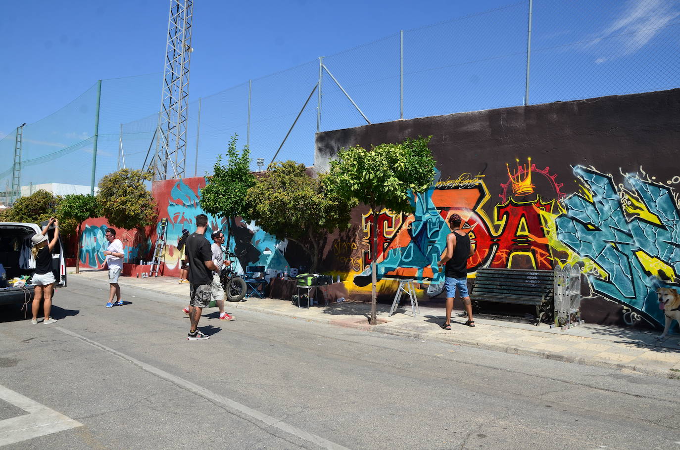 El arte urbano envuelve el campo de fútbol de Huétor Vega