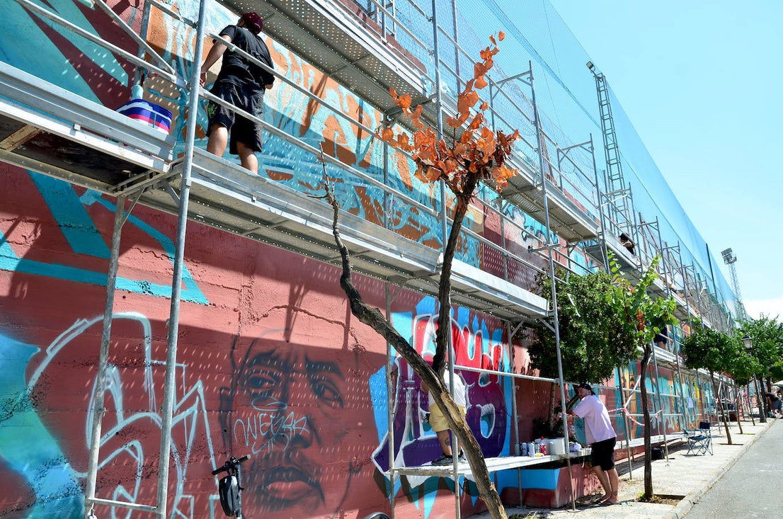 El arte urbano envuelve el campo de fútbol de Huétor Vega