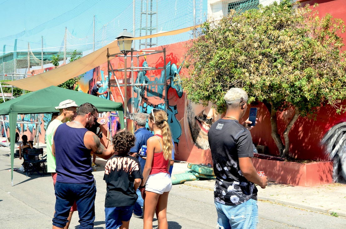 El arte urbano envuelve el campo de fútbol de Huétor Vega